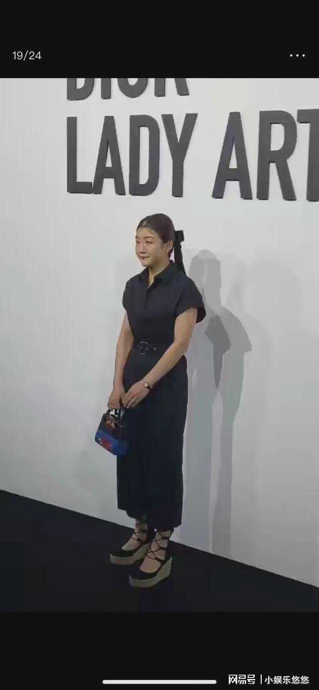 陈梦终于穿对衣服了！获年度杰出运动员穿迪奥黑裙美的像小公主(图3)